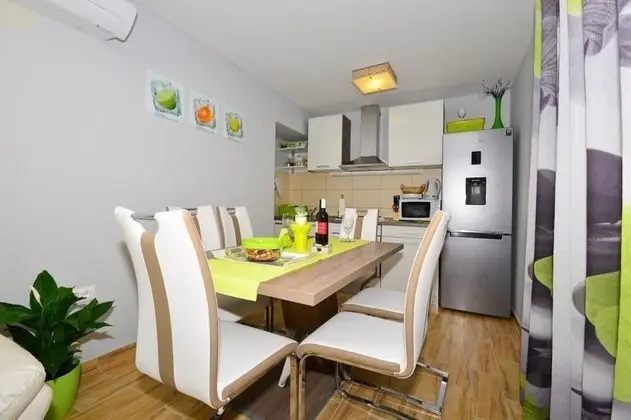 Ev (Three Bedroom Home with Terrace and P)