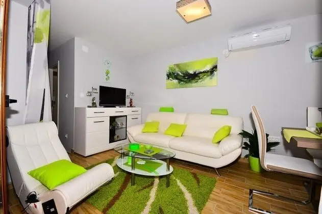 Ev (Three Bedroom Home with Terrace and P)