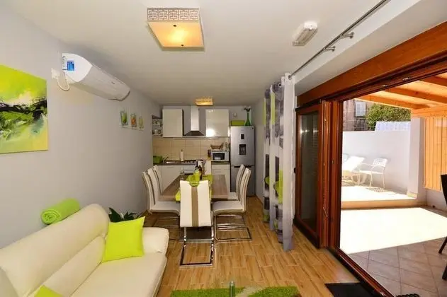 Ev (Three Bedroom Home with Terrace and P)