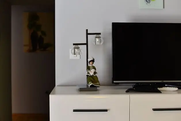 Ev (Three Bedroom Home with Terrace and P)