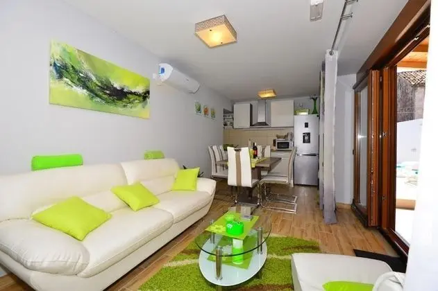 Ev (Three Bedroom Home with Terrace and P)