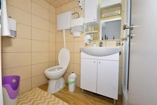 Ev (Three Bedroom Home with Terrace and P)