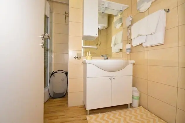 Ev (Three Bedroom Home with Terrace and P)