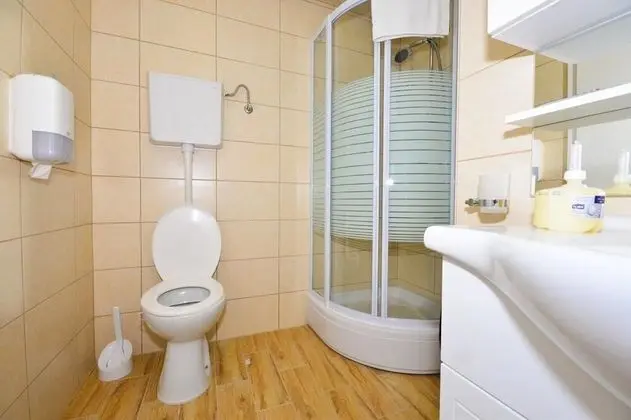 Ev (Three Bedroom Home with Terrace and P)