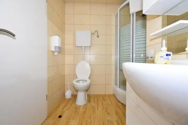 Ev (Three Bedroom Home with Terrace and P)