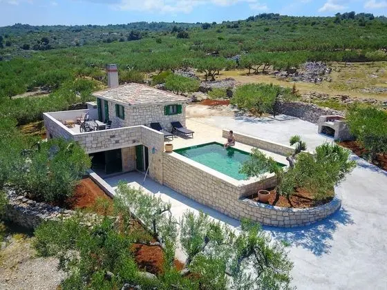 Ev (Holiday Home with Outdoor Pool and Se)