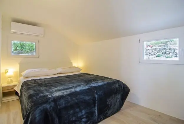 Ev (Holiday Home with Outdoor Pool and Se)