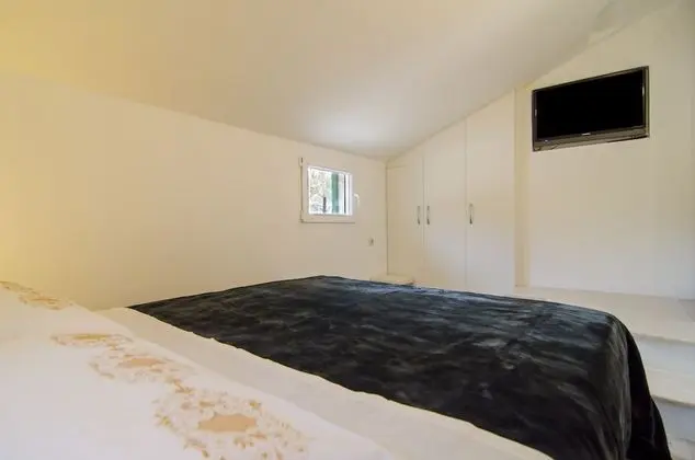 Ev (Holiday Home with Outdoor Pool and Se)