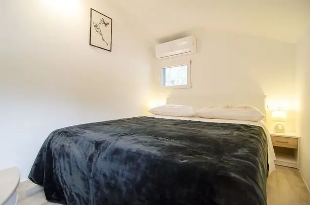 Ev (Holiday Home with Outdoor Pool and Se)