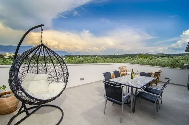 Ev (Holiday Home with Outdoor Pool and Se)