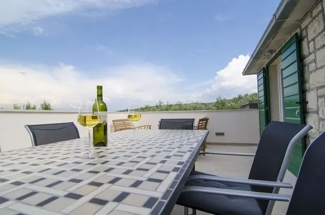Ev (Holiday Home with Outdoor Pool and Se)
