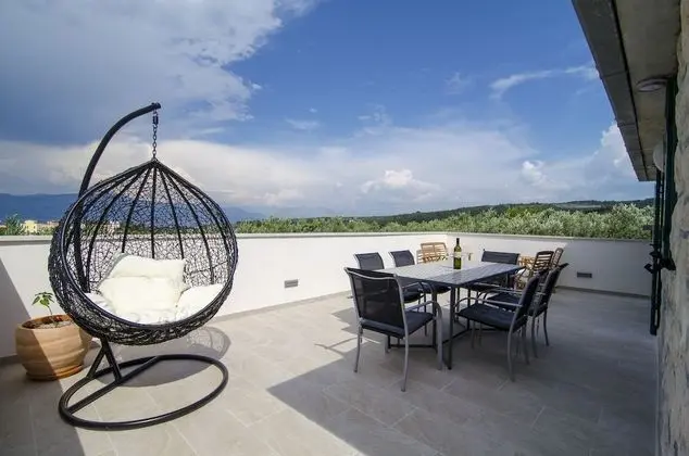 Ev (Holiday Home with Outdoor Pool and Se)