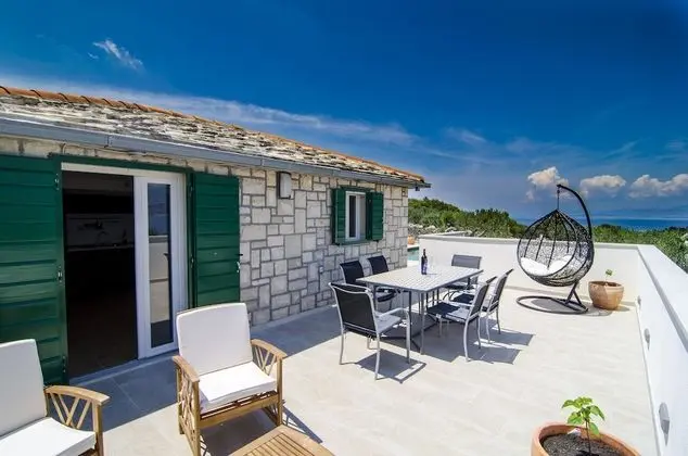 Ev (Holiday Home with Outdoor Pool and Se)