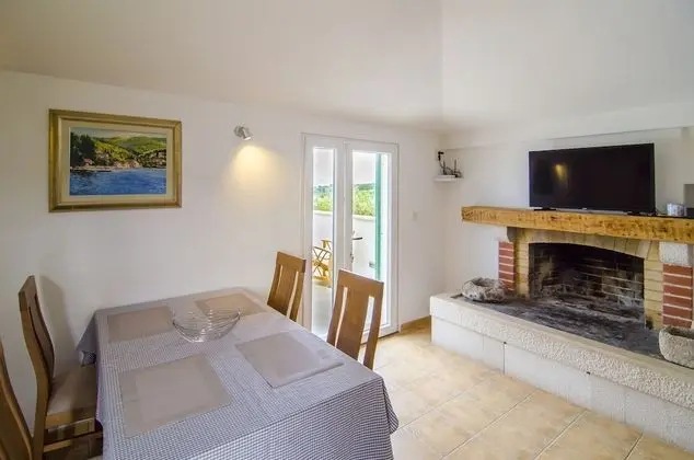 Ev (Holiday Home with Outdoor Pool and Se)