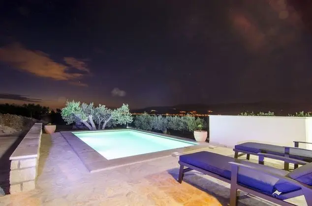 Ev (Holiday Home with Outdoor Pool and Se)
