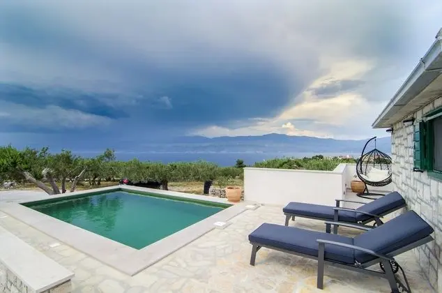 Ev (Holiday Home with Outdoor Pool and Se)