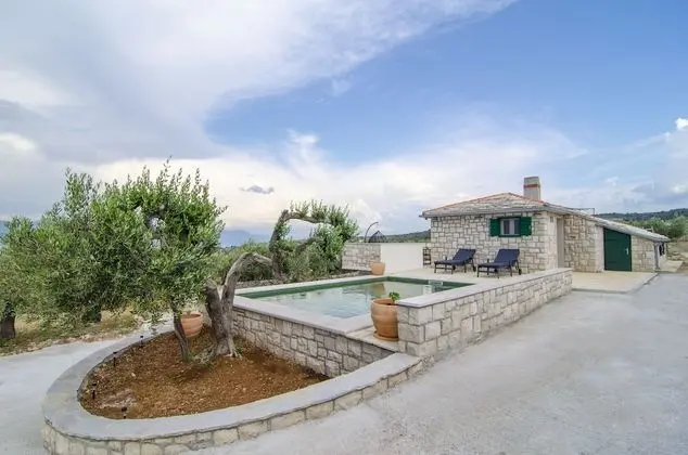 Ev (Holiday Home with Outdoor Pool and Se)