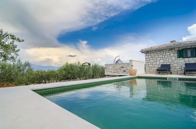 Ev (Holiday Home with Outdoor Pool and Se)