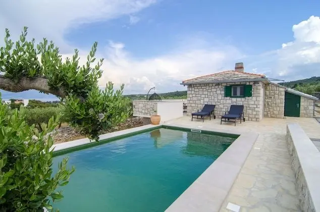 Ev (Holiday Home with Outdoor Pool and Se)