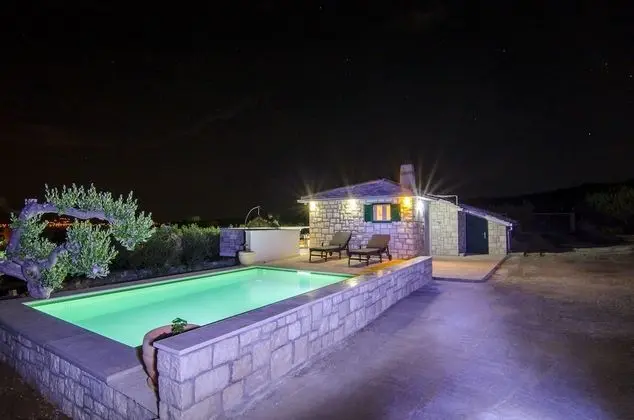 Ev (Holiday Home with Outdoor Pool and Se)