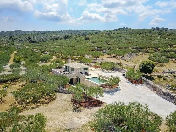 Ev (Holiday Home with Outdoor Pool and Se)
