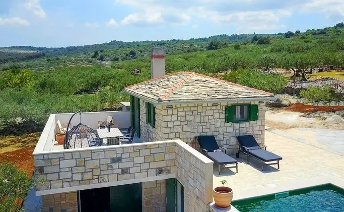 Ev (Holiday Home with Outdoor Pool and Se)