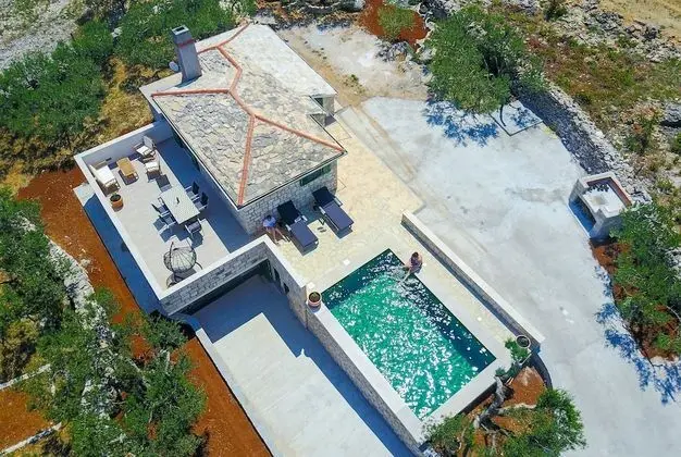 Ev (Holiday Home with Outdoor Pool and Se)