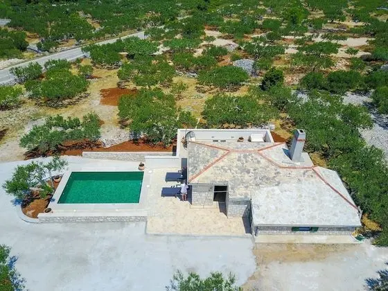Ev (Holiday Home with Outdoor Pool and Se)