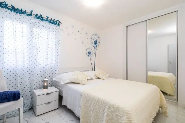 Ev (Three Bedroom House with Pool)