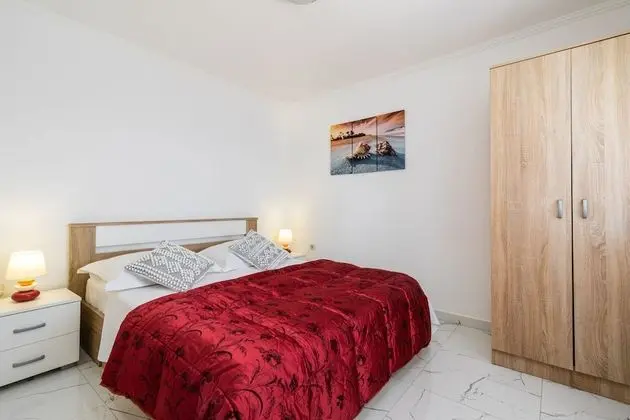 Ev (Three Bedroom House with Pool)