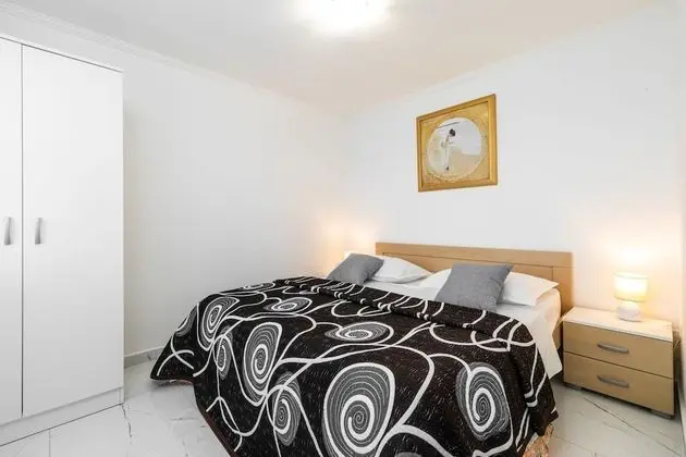 Ev (Three Bedroom House with Pool)