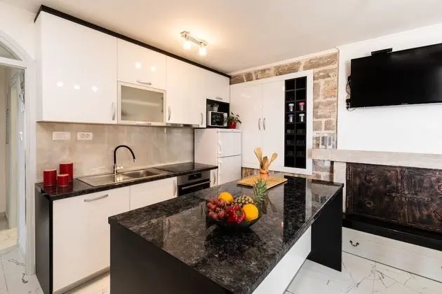 Ev (Three Bedroom House with Pool)