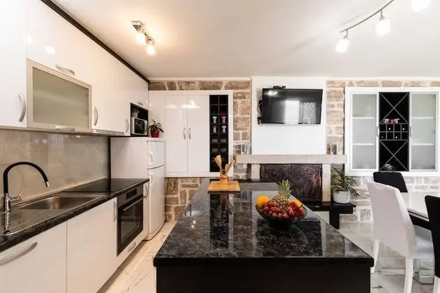 Ev (Three Bedroom House with Pool)