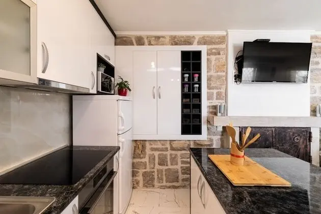 Ev (Three Bedroom House with Pool)