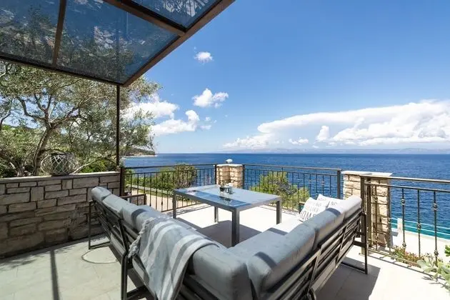 Ev (Three Bedroom House with Pool)