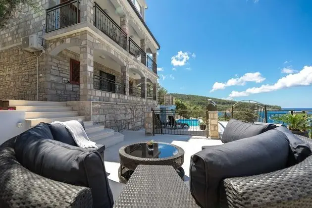 Ev (Three Bedroom House with Pool)