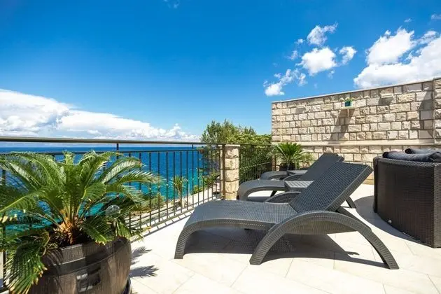 Ev (Three Bedroom House with Pool)