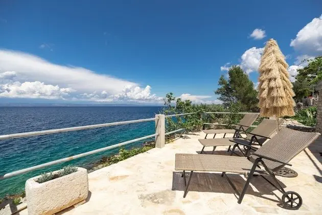 Ev (Three Bedroom House with Pool)