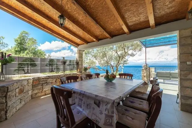 Ev (Three Bedroom House with Pool)