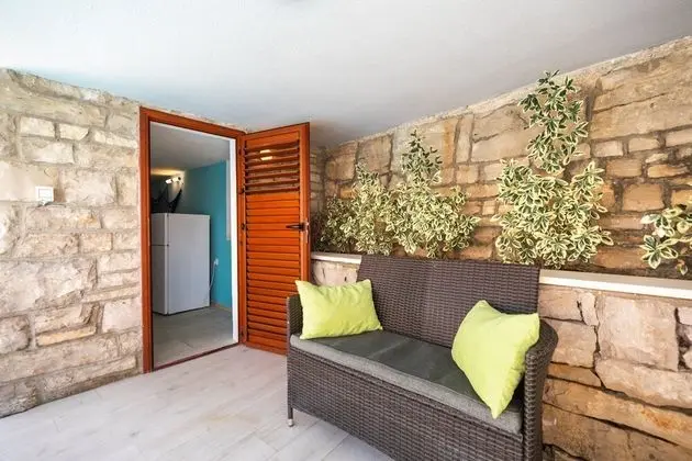 Ev (Three Bedroom House with Pool)