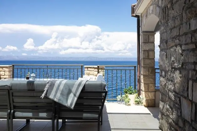 Ev (Three Bedroom House with Pool)