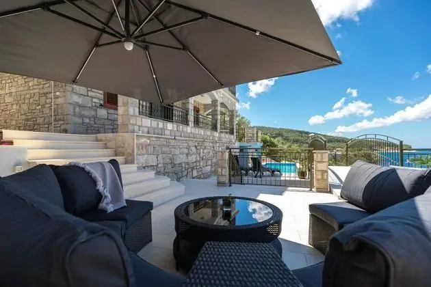 Ev (Three Bedroom House with Pool)