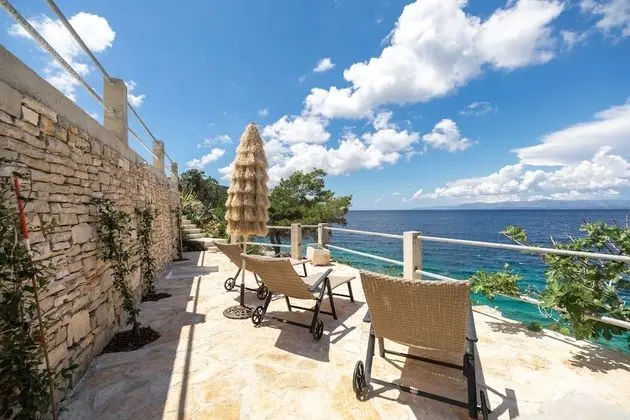 Ev (Three Bedroom House with Pool)