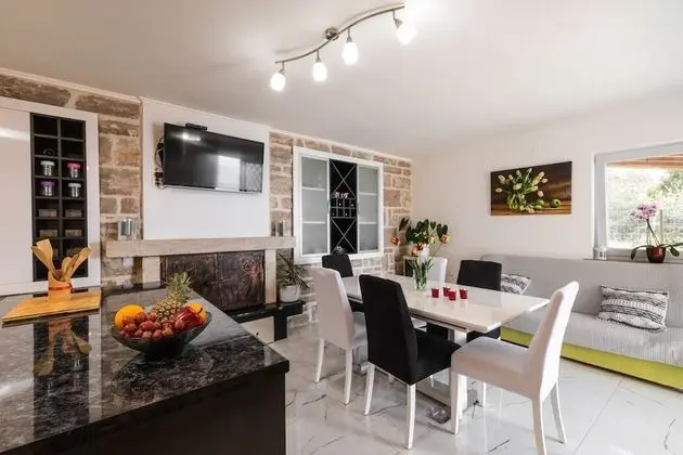 Ev (Three Bedroom House with Pool)