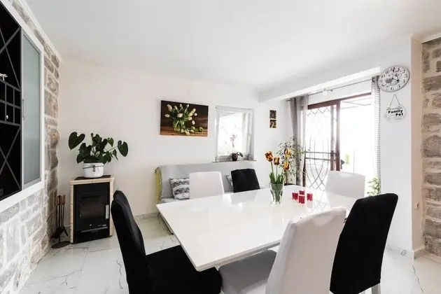 Ev (Three Bedroom House with Pool)