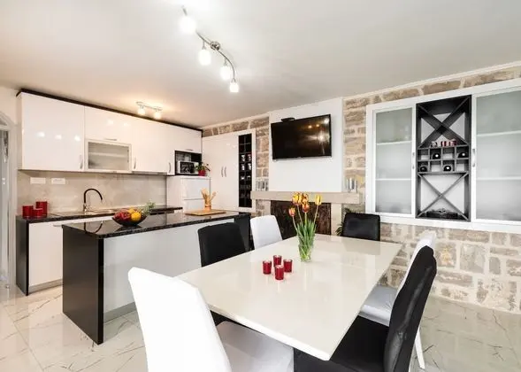 Ev (Three Bedroom House with Pool)