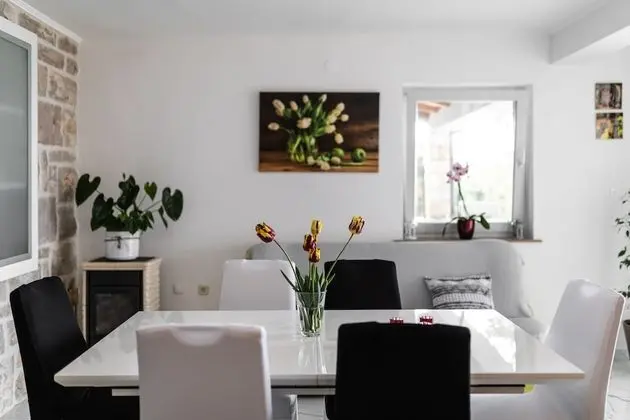 Ev (Three Bedroom House with Pool)