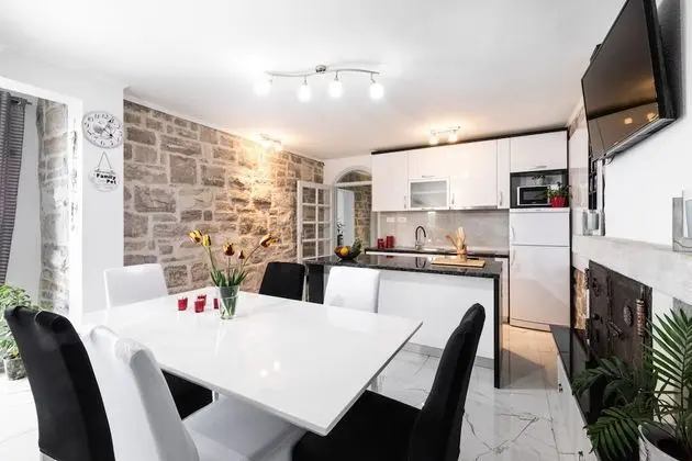 Ev (Three Bedroom House with Pool)