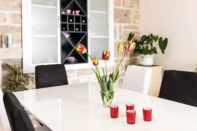 Ev (Three Bedroom House with Pool)