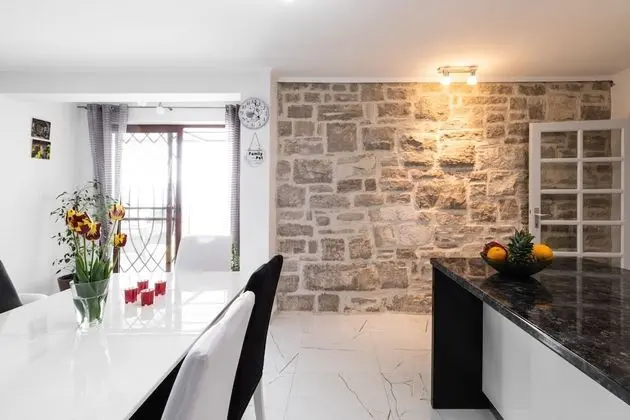 Ev (Three Bedroom House with Pool)